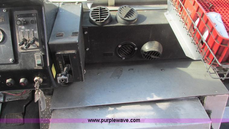 image for item I3141 1992 Oshkosh Utilimaster box truck