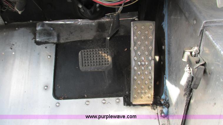 image for item I3141 1992 Oshkosh Utilimaster box truck