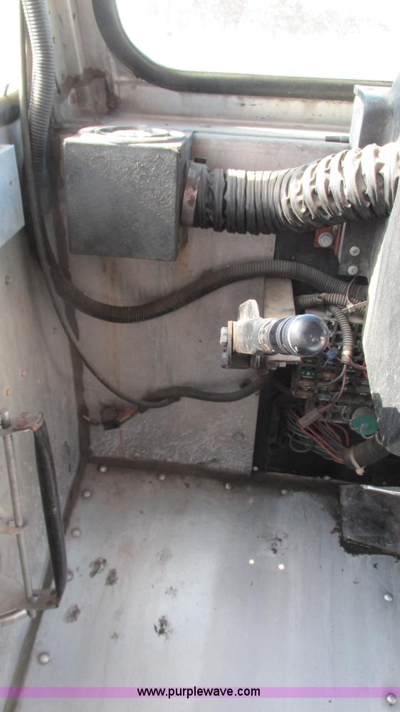 image for item I3141 1992 Oshkosh Utilimaster box truck