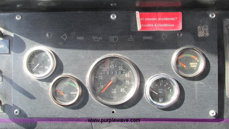 image for item I3141 1992 Oshkosh Utilimaster box truck