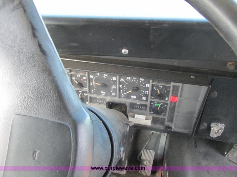 image for item I3812 1999 International 3800 Thomas Built bus