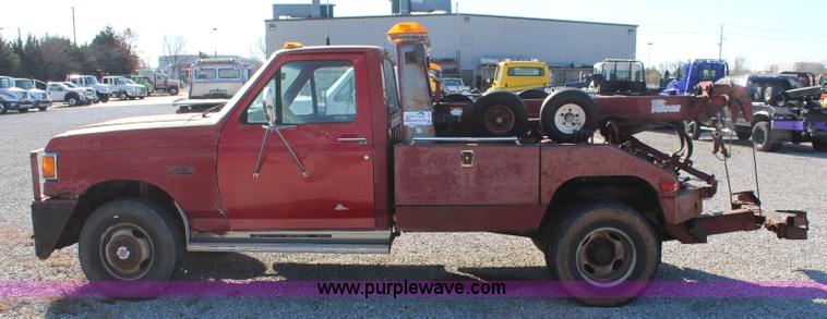 image for item I5939 1990 Ford F350 XLT tow truck