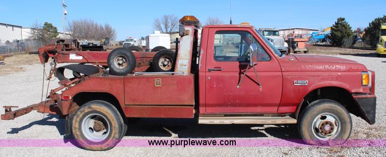 image for item I5939 1990 Ford F350 XLT tow truck