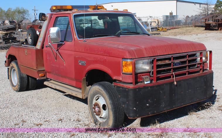 image for item I5939 1990 Ford F350 XLT tow truck