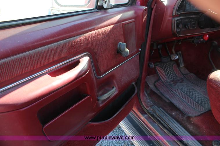 image for item I5939 1990 Ford F350 XLT tow truck