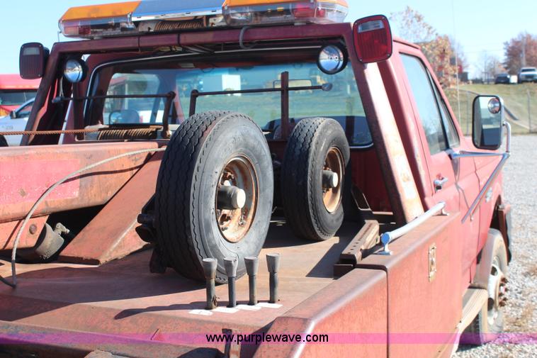 image for item I5939 1990 Ford F350 XLT tow truck