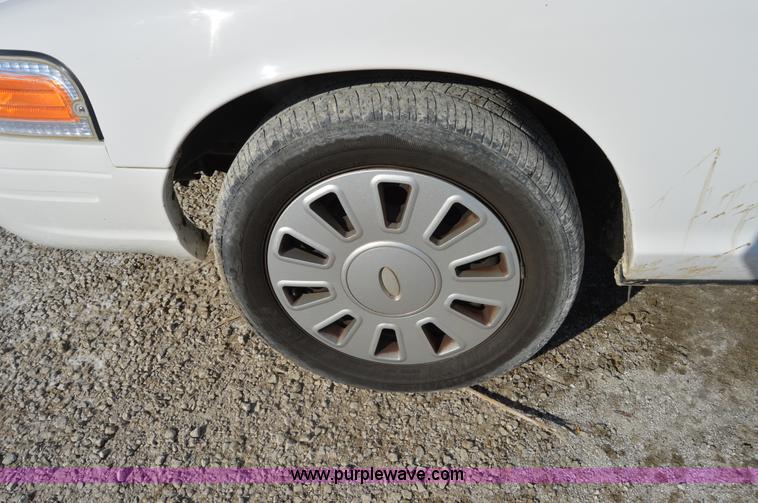 image for item I6883 2007 Ford Crown Victoria Police Interceptor