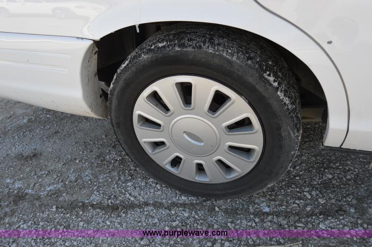 image for item I6883 2007 Ford Crown Victoria Police Interceptor