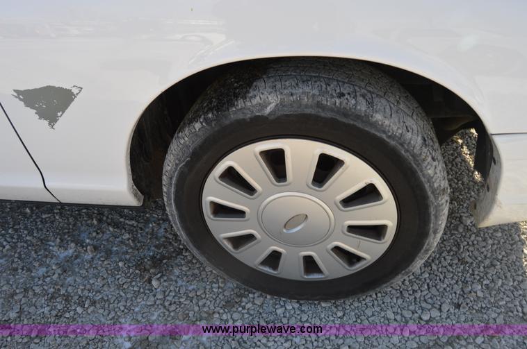 image for item I6883 2007 Ford Crown Victoria Police Interceptor