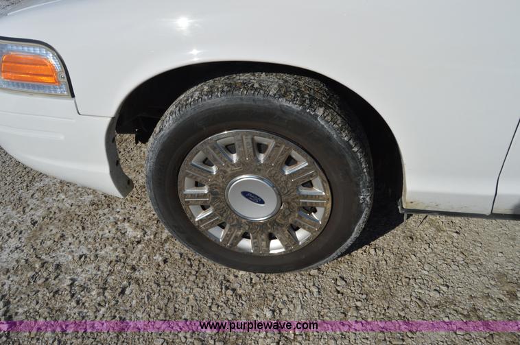 image for item I6884 2005 Ford Crown Victoria Police Interceptor