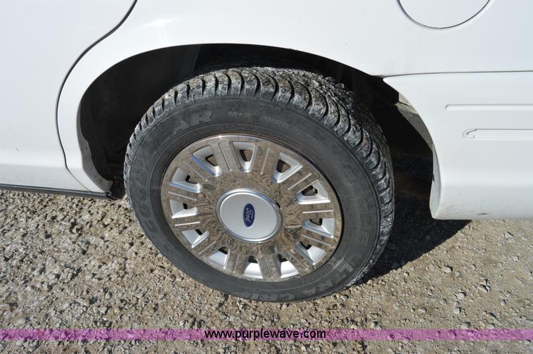 image for item I6884 2005 Ford Crown Victoria Police Interceptor