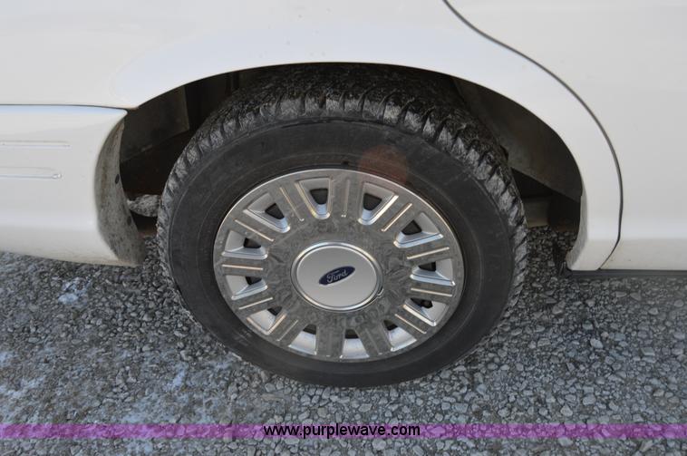 image for item I6884 2005 Ford Crown Victoria Police Interceptor