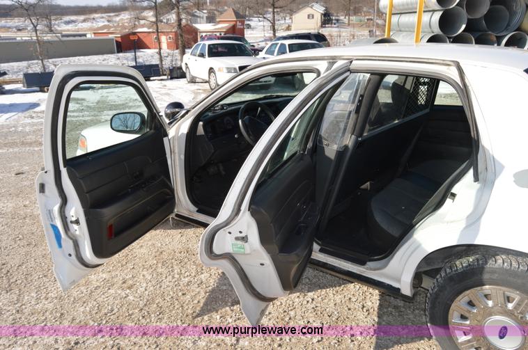 image for item I6884 2005 Ford Crown Victoria Police Interceptor