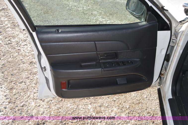 image for item I6884 2005 Ford Crown Victoria Police Interceptor