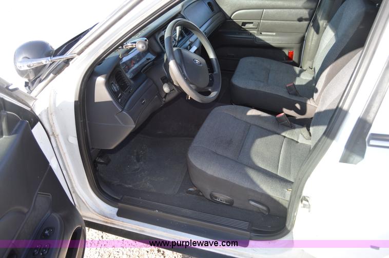 image for item I6884 2005 Ford Crown Victoria Police Interceptor