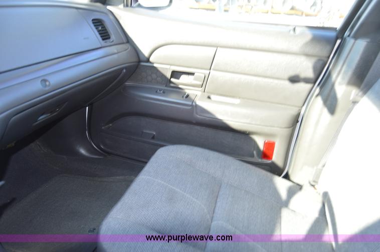 image for item I6884 2005 Ford Crown Victoria Police Interceptor