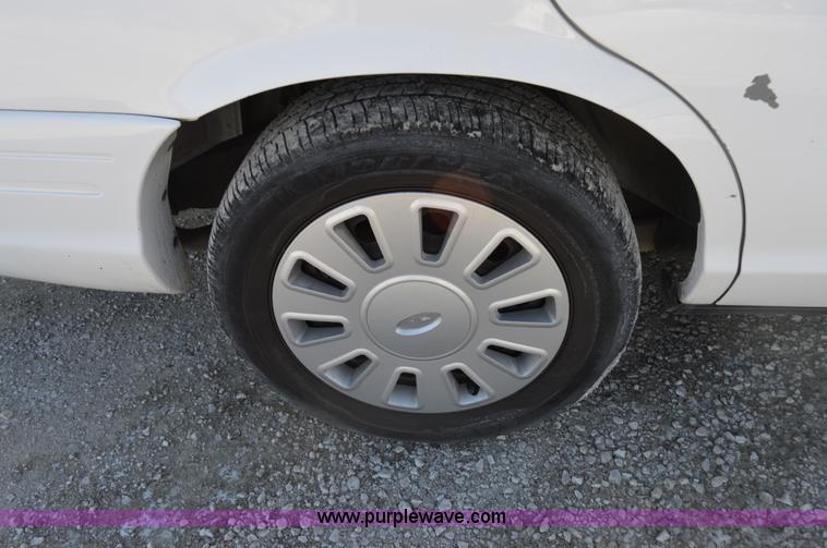 image for item I6885 2007 Ford Crown Victoria Police Interceptor