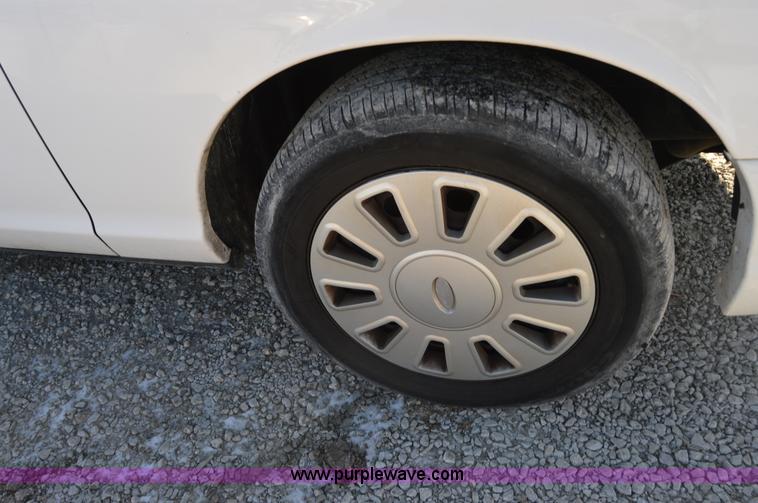 image for item I6885 2007 Ford Crown Victoria Police Interceptor