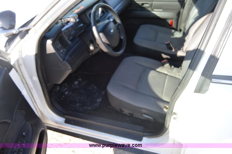 image for item I6885 2007 Ford Crown Victoria Police Interceptor