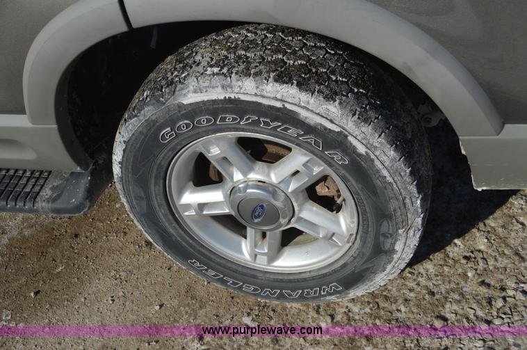 image for item I6886 2002 Ford Explorer SUV