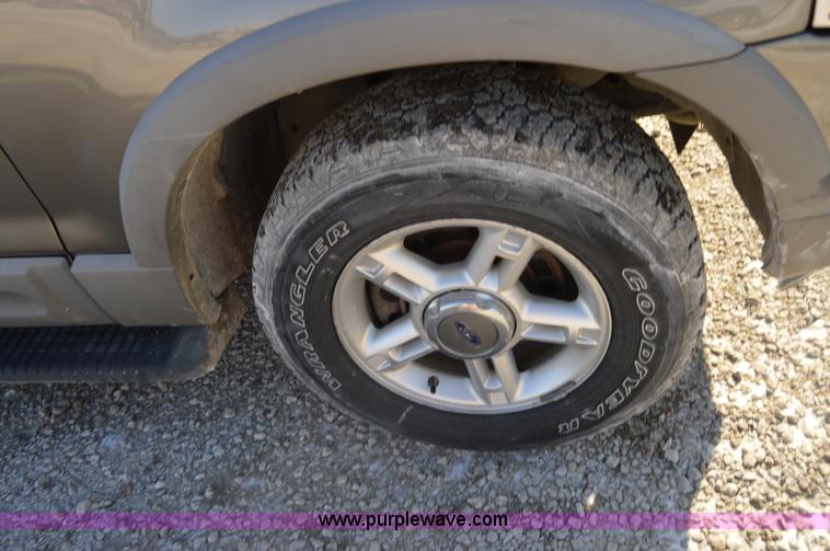 image for item I6886 2002 Ford Explorer SUV