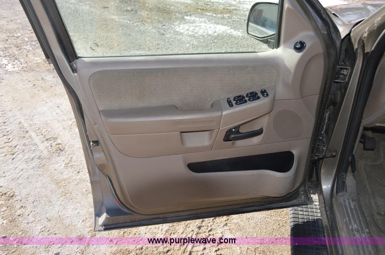 image for item I6886 2002 Ford Explorer SUV