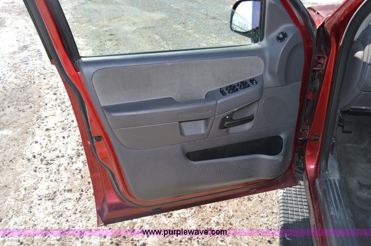 image for item I6887 2005 Ford Explorer Advance Trac RSC SUV