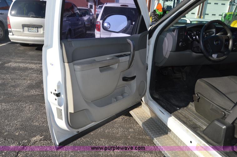 image for item I6908 2011 Chevrolet Silverado 2500HD Ext. Cab utility truck