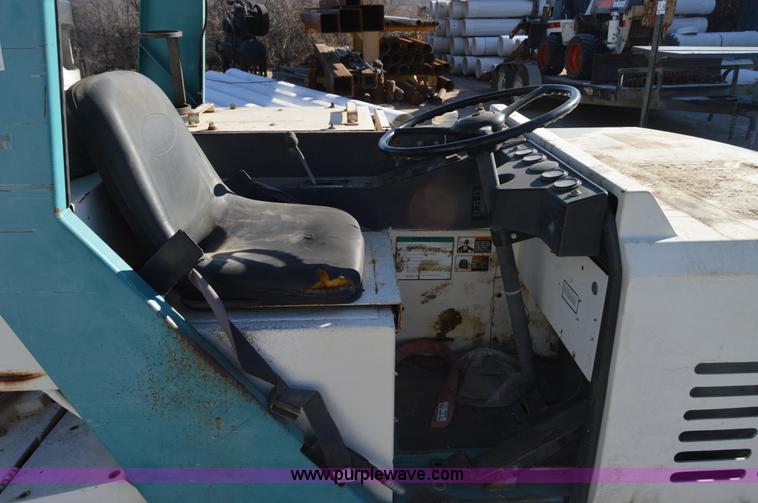 image for item I6915 Tennant 528 self-propelled sweeper