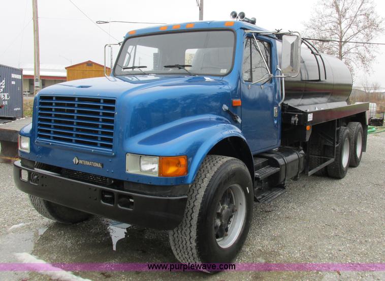image for item I8821 1993 International 4900 vacuum truck