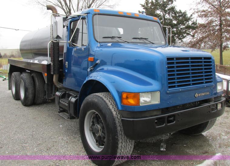 image for item I8821 1993 International 4900 vacuum truck