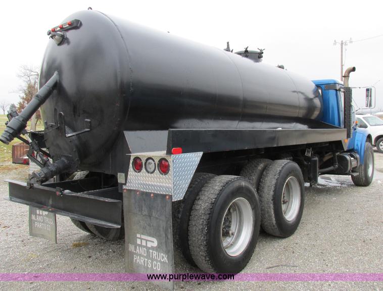 image for item I8821 1993 International 4900 vacuum truck