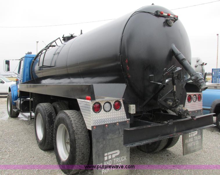 image for item I8821 1993 International 4900 vacuum truck