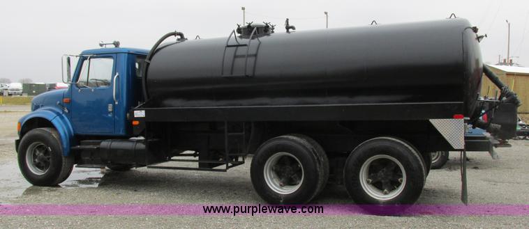 image for item I8821 1993 International 4900 vacuum truck