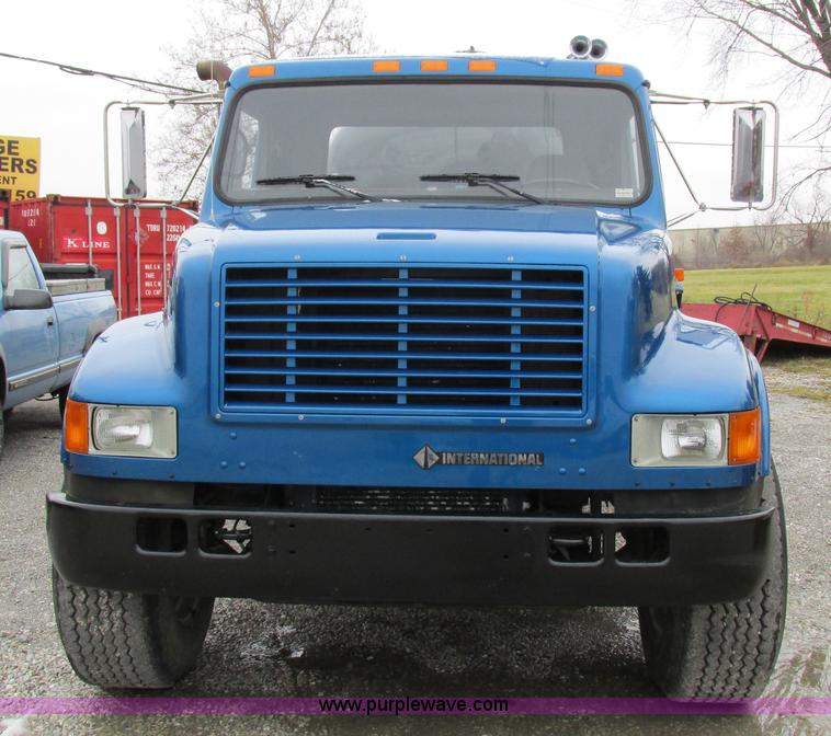 image for item I8821 1993 International 4900 vacuum truck
