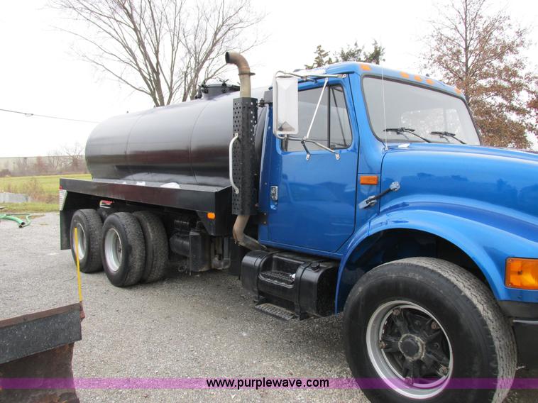 image for item I8821 1993 International 4900 vacuum truck