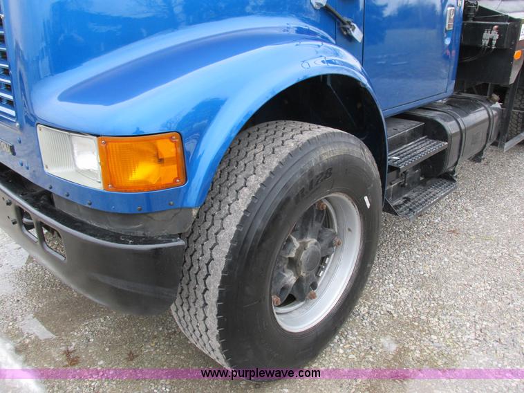 image for item I8821 1993 International 4900 vacuum truck
