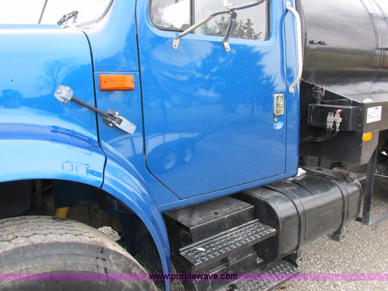 image for item I8821 1993 International 4900 vacuum truck
