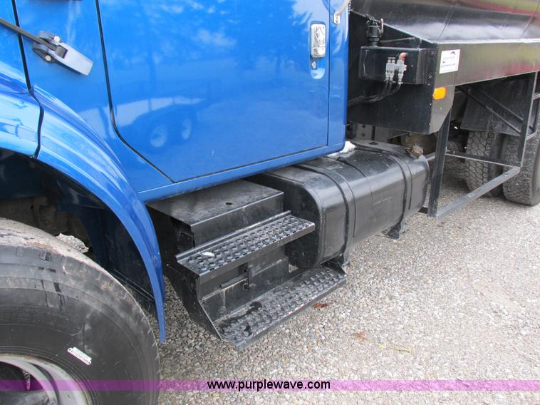 image for item I8821 1993 International 4900 vacuum truck