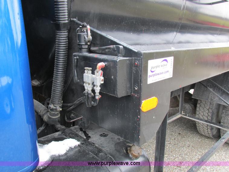 image for item I8821 1993 International 4900 vacuum truck