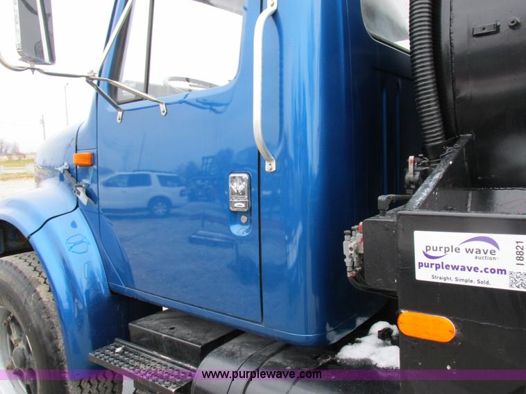 image for item I8821 1993 International 4900 vacuum truck