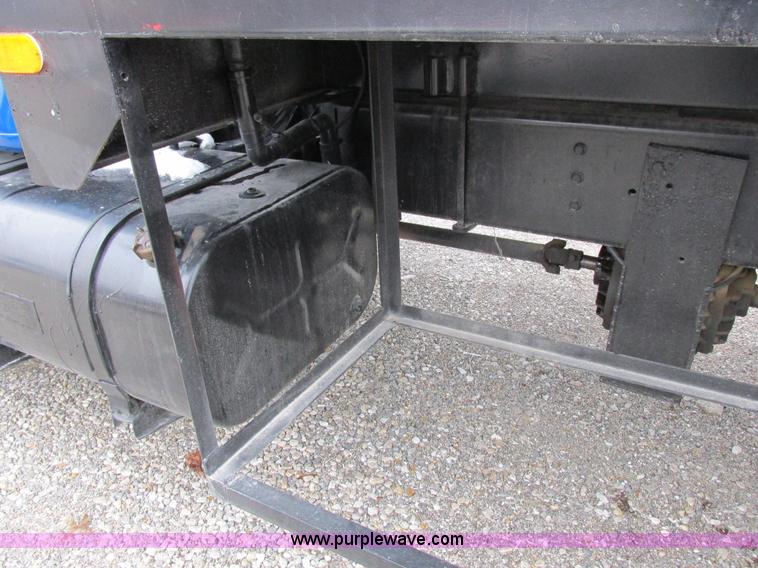 image for item I8821 1993 International 4900 vacuum truck