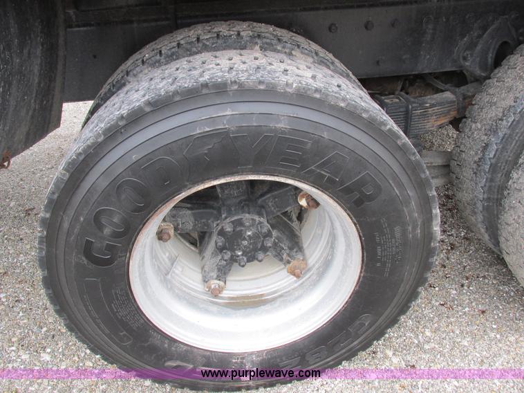 image for item I8821 1993 International 4900 vacuum truck