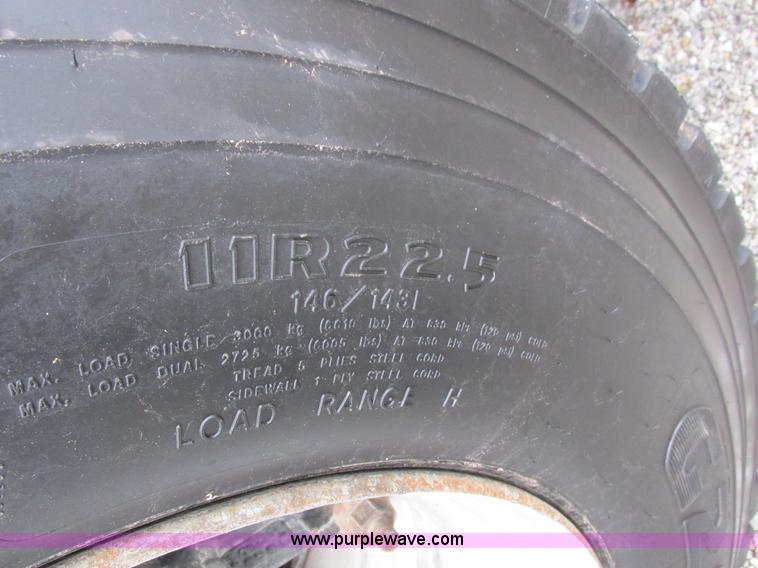 image for item I8821 1993 International 4900 vacuum truck