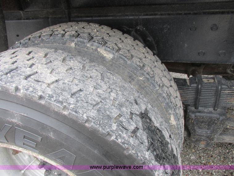 image for item I8821 1993 International 4900 vacuum truck