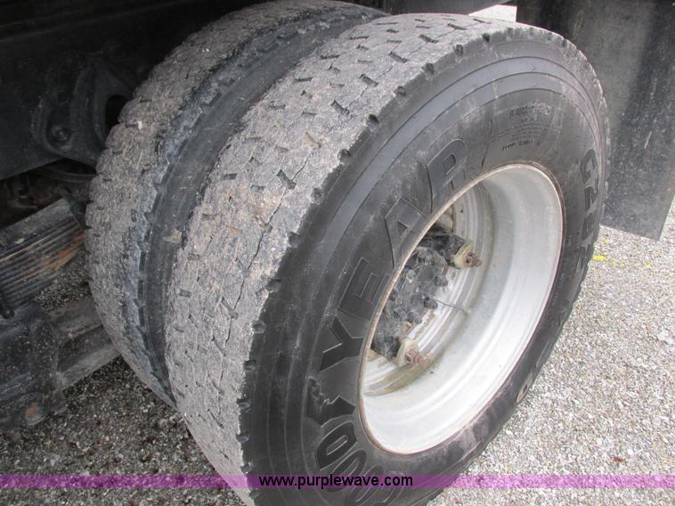 image for item I8821 1993 International 4900 vacuum truck