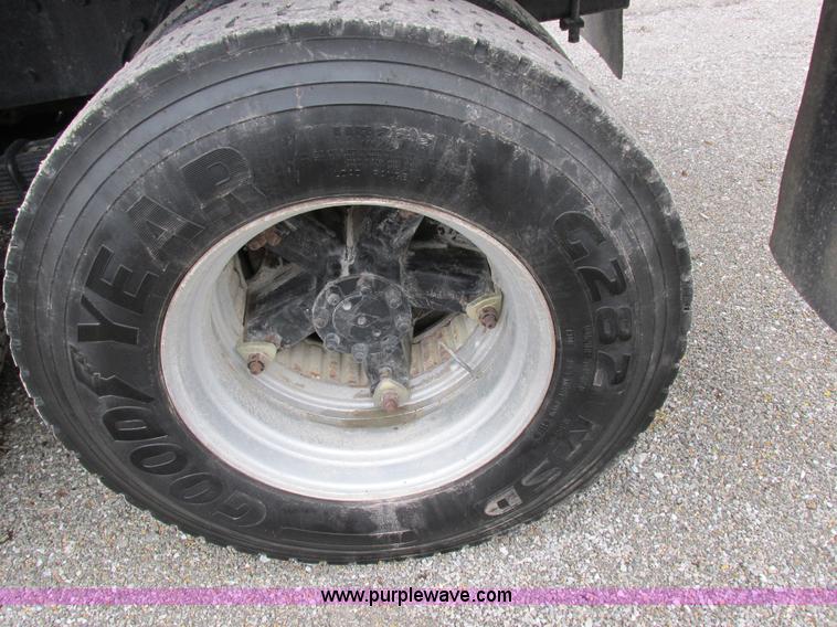 image for item I8821 1993 International 4900 vacuum truck