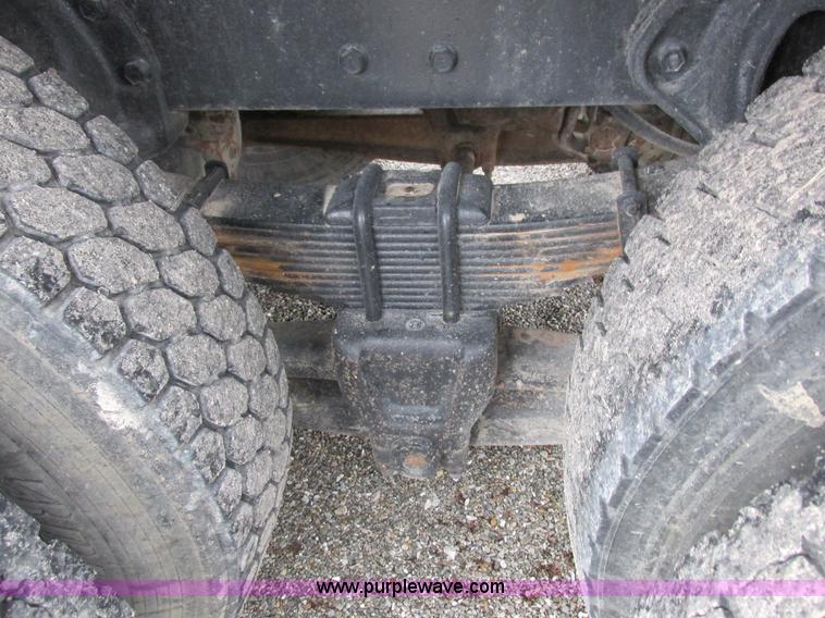 image for item I8821 1993 International 4900 vacuum truck