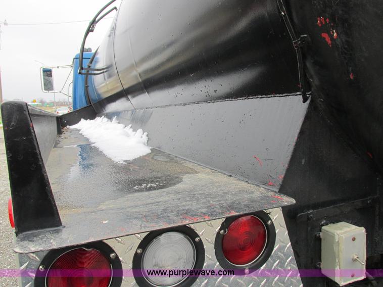 image for item I8821 1993 International 4900 vacuum truck