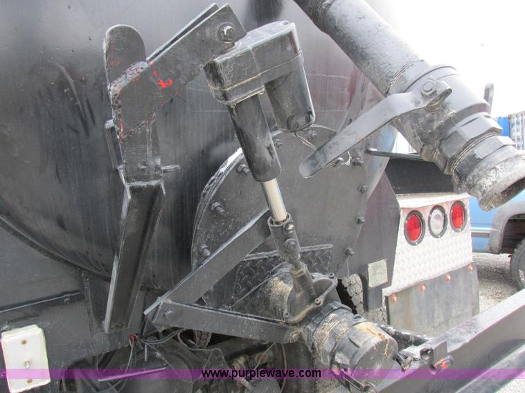 image for item I8821 1993 International 4900 vacuum truck